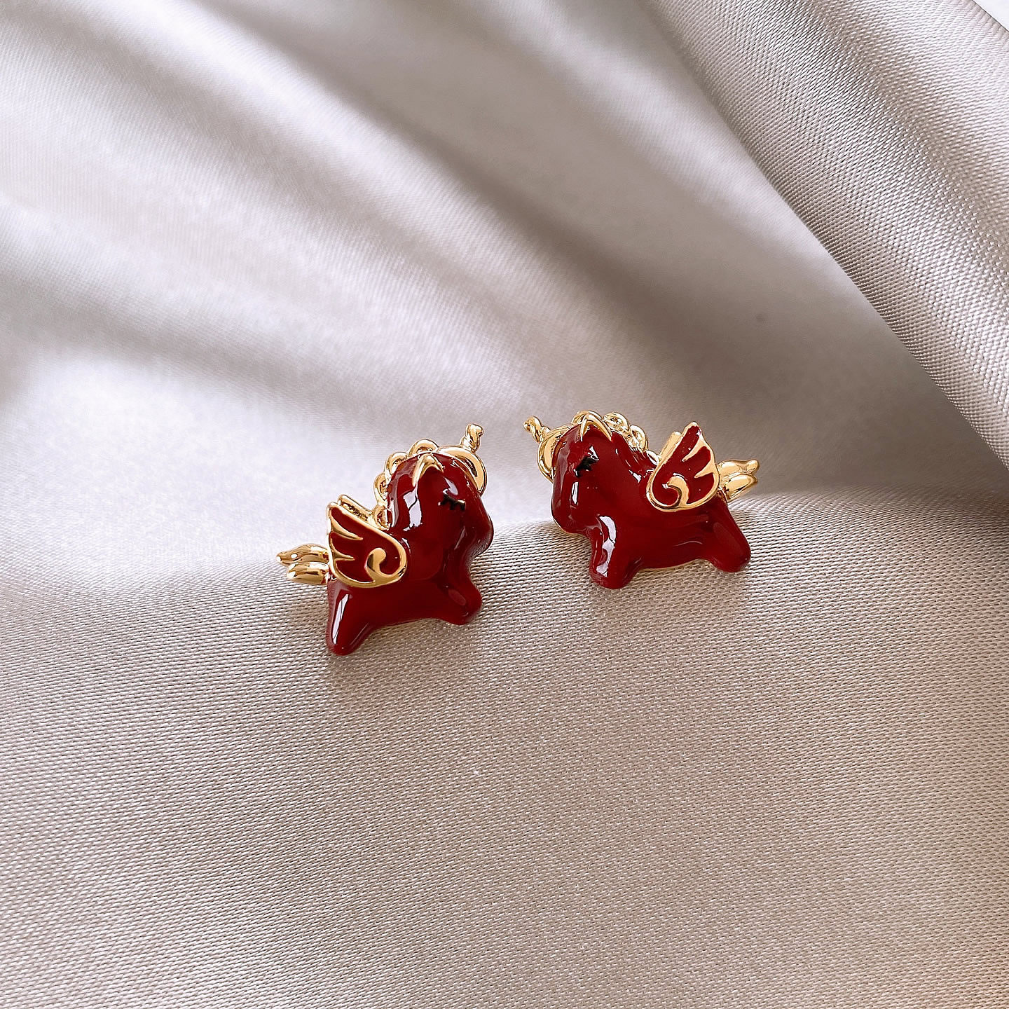 红色小马本命年耳钉女2025新款爆款高级感轻奢耳环秋冬圣诞耳饰品