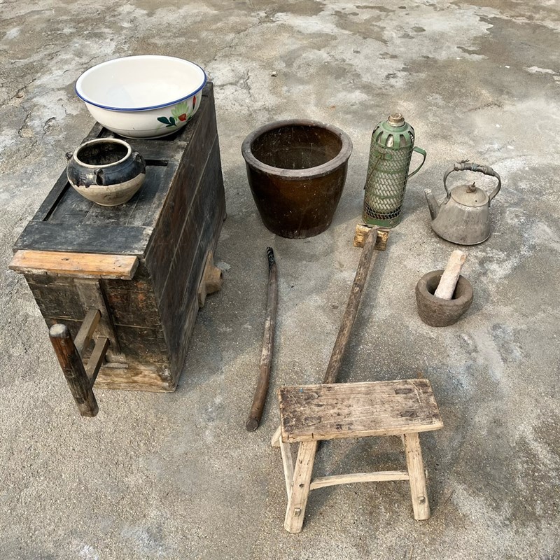 怀旧老物件风箱咸菜缸猪油罐烧火棍掏灰耙民俗景区展品饭店装饰品
