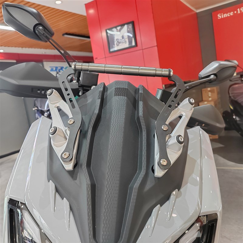 适用三阳哈士奇300DV加高前挡风风挡玻璃XS300T-5导航杆支架