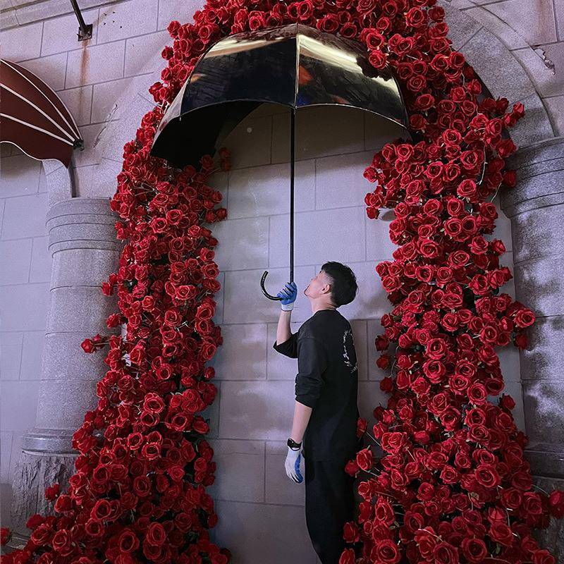 陈QVA墙道具网美场红瀑布花打卡蚂蚁场景伞动52活玫瑰花布置商0