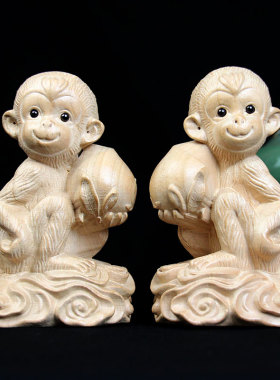 桃木小猴子整料木雕灵猴献寿桃饰品