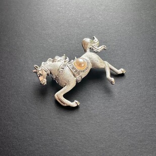 新款生肖骏马胸针拉丝工艺高级感轻奢强光淡水珍珠胸针别针男女