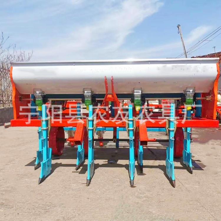 四轮车带大豆播种机花生玉米谷子高粱种植播种机可配喷药和施肥
