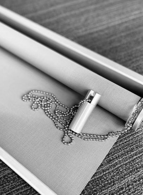 壹舍软装空间美学卧室定制黑色阳光面料卷帘胡桃木精致吊杆款