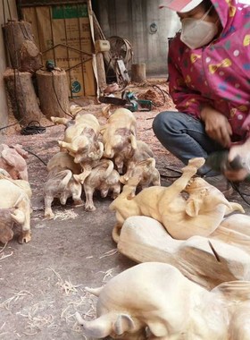 动物家居装饰件木香樟木生肖牛桌面实木手工雕刻马猪花纹