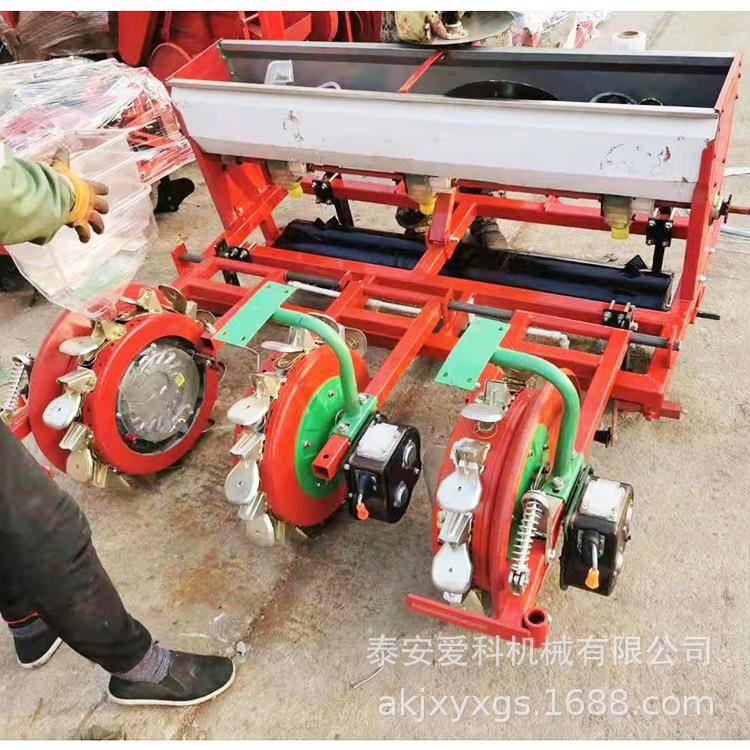 谷子铺膜播种机内蒙古玉米膜上精播机免人工破膜花生点播机免间苗