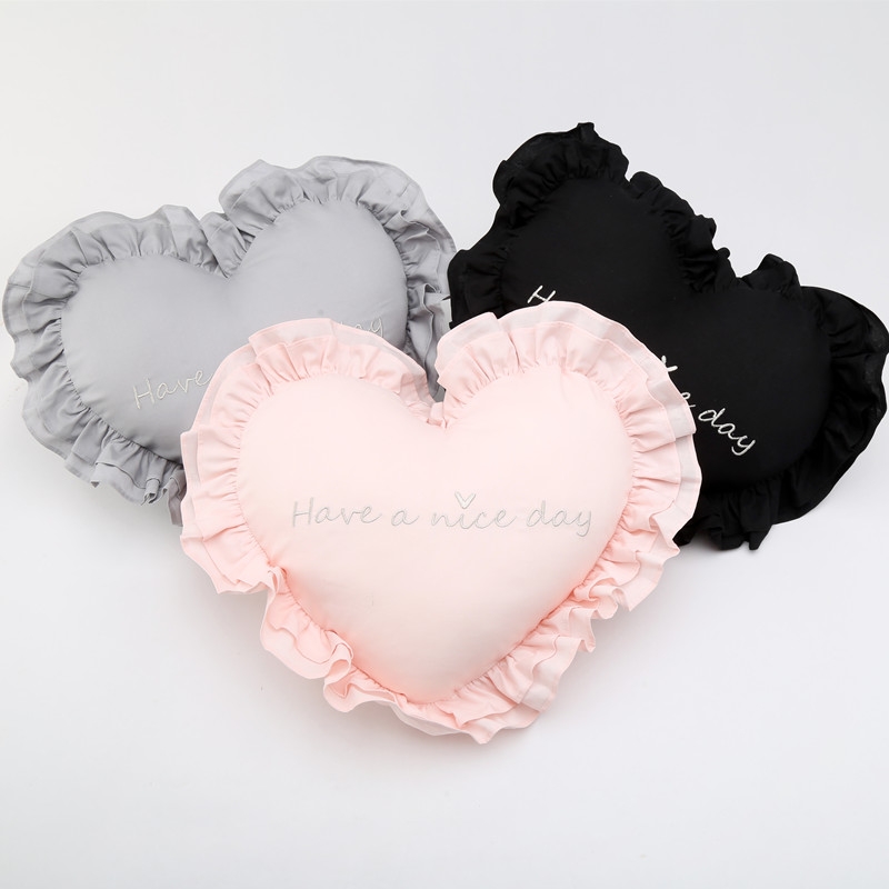 日单in公风全棉刺绣荷叶边心形抱枕阳汽车靠垫多功能拆洗腰靠