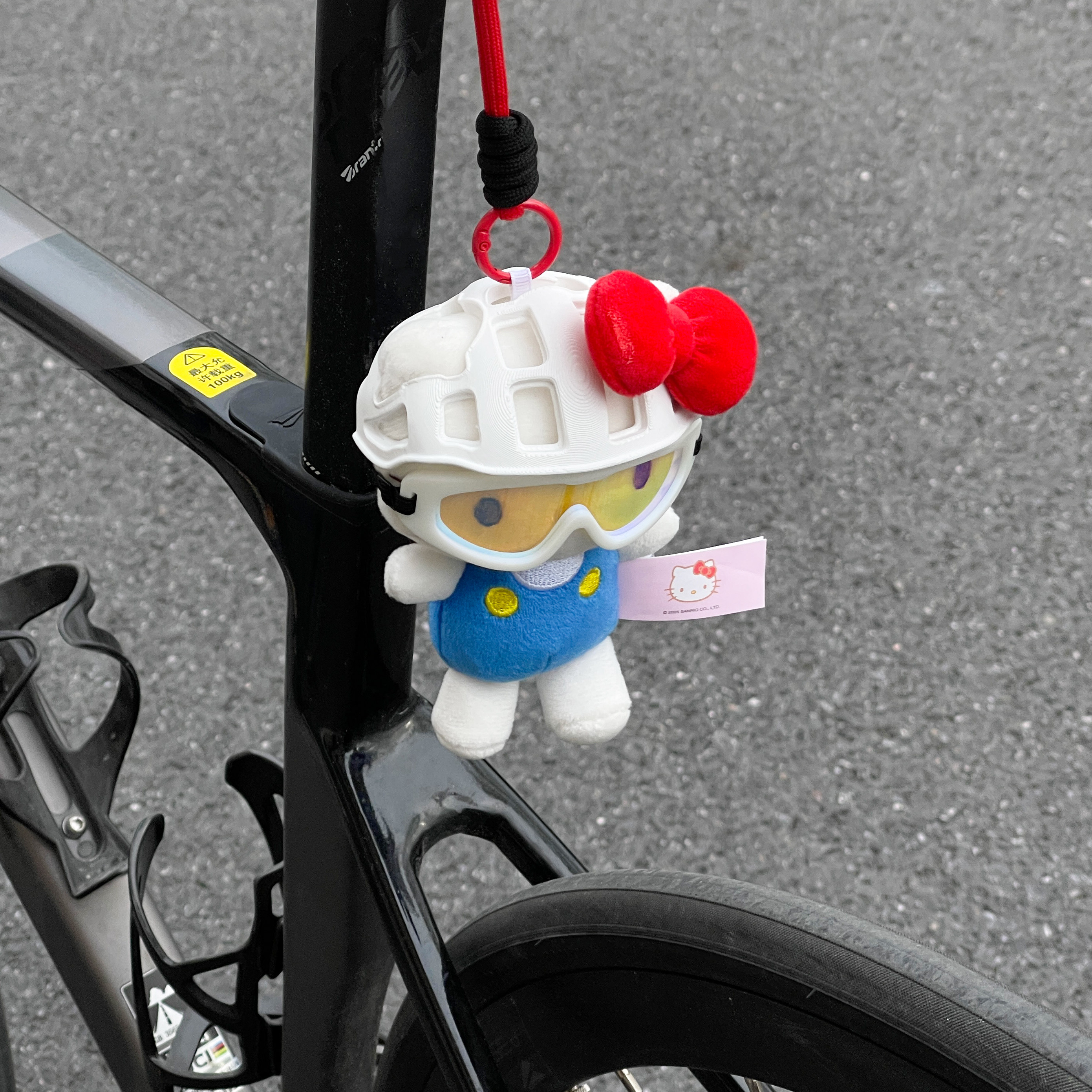 KT骑行挂件正版hellokitty公仔自行车头盔装饰包包挂件毛绒玩偶图片