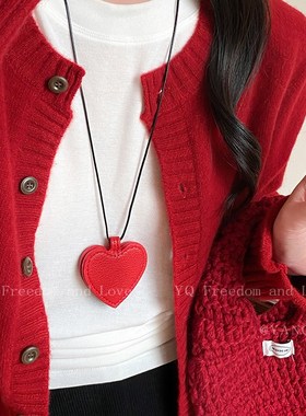 磁吸多功能皮革爱心项链眼镜夹女高级感便携包包挂饰墨镜夹毛衣链