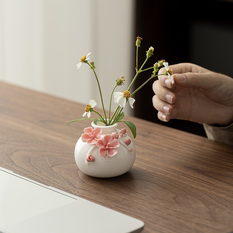 羊脂玉瓷陶瓷手工捏花瓶粉色梅花小清新花器花插送礼瓷器摆件瓶