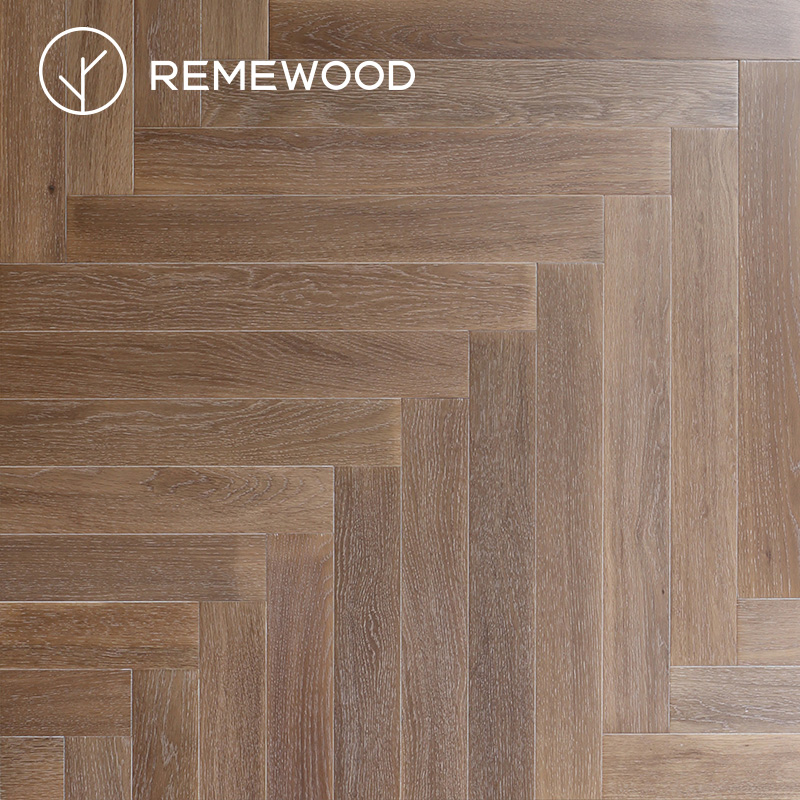 人字拼橡木多层实木复合地板家用E0级环保防水地暖深色木地板
