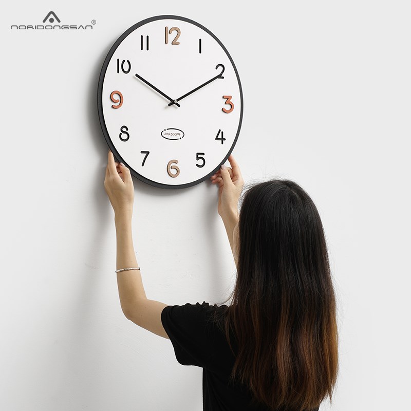 NORI免打孔挂钟客厅202新款现代创意时钟表挂墙家用