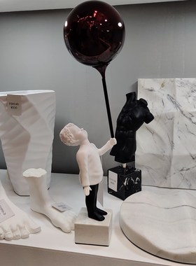 拿红气球男孩雕塑样板间客厅玄关大理石人像极简现代软装饰品