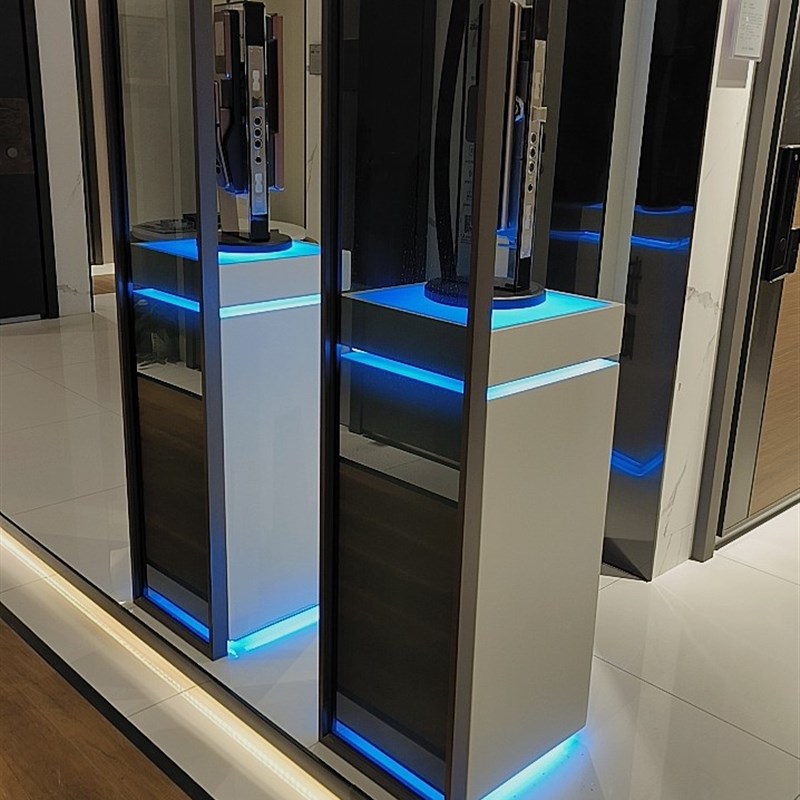 木制烤漆展示台方形发光中岛架白色地台展厅展会展柜智能锁防尘罩