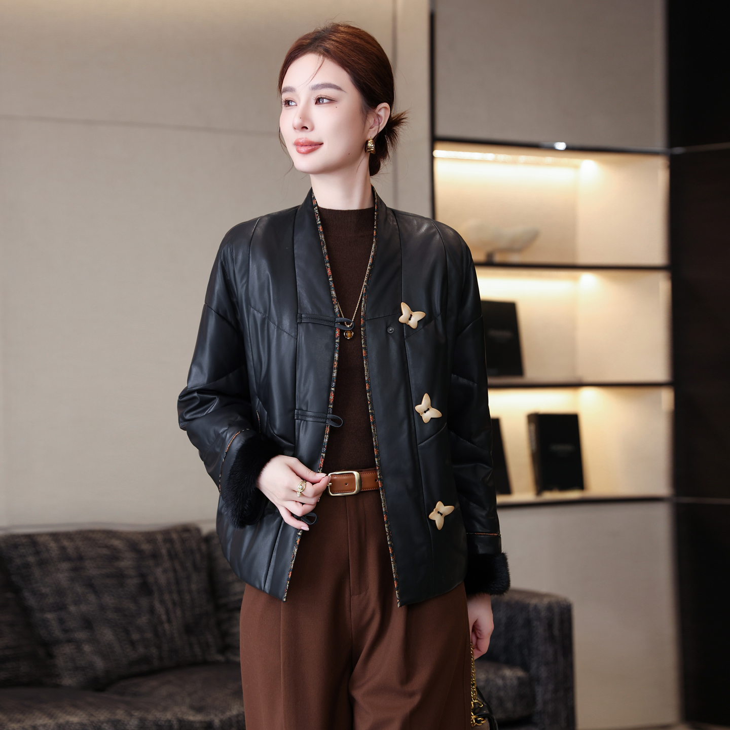 盘扣2025冬季新款宽松真皮羽绒服