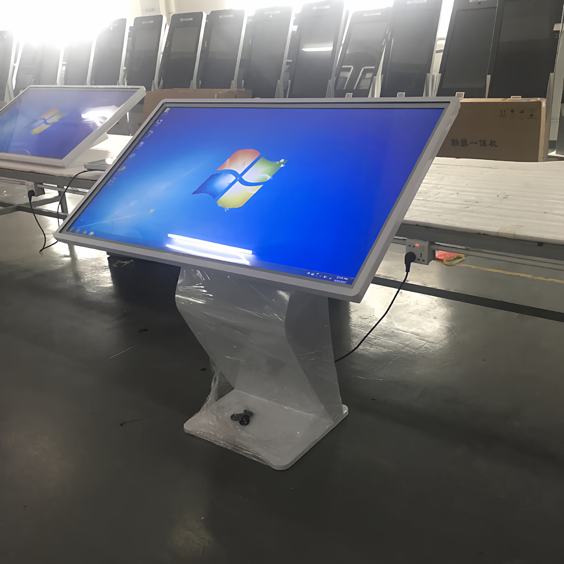 万55寸立式横屏触摸一体机卧式法律咨询政务信息互动AI终端机