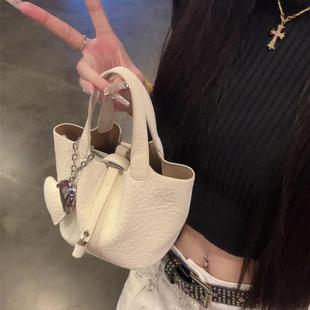 夏天轻奢小众高级感斜挎水桶包 超火软皮手提菜篮子包包女2025新款