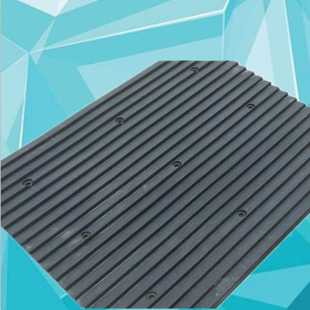 场坡道下坡防噪板下坡垫减震橡胶橡胶坡道减噪板减速板止滑板