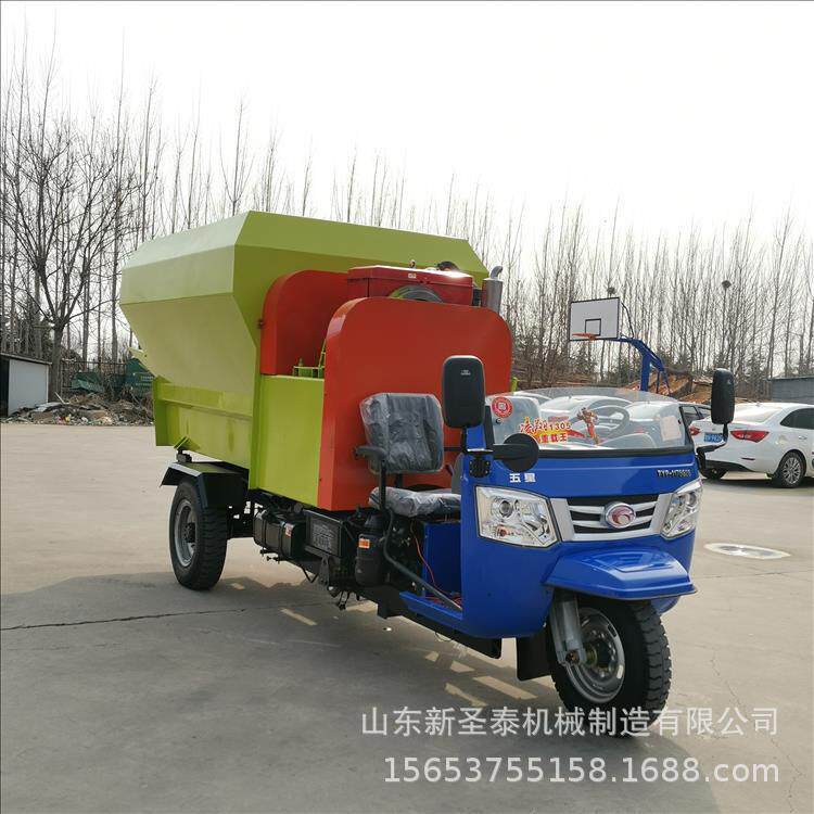 牛羊养殖喂料机柴油三轮TMR撒料车