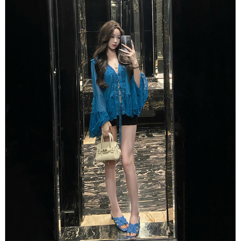 法式蓝色v领蕾丝喇叭袖衬衫女夏季性感纯欲气质宽松防晒罩衫上衣