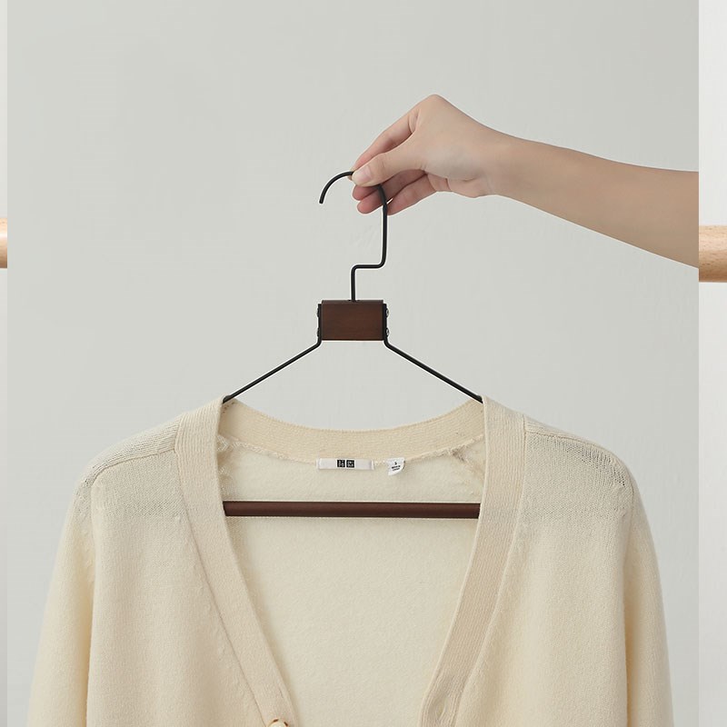 卡维瑞榉木衣架家用防滑无痕宽肩衣服挂架钢质磨砂轻奢衣撑子耐磨