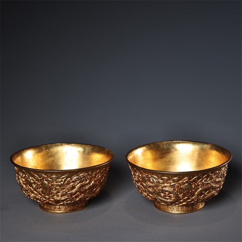 古董老物件收藏大清乾隆年制鎏金浮E雕双龙戏珠碗仿铜碗家居摆件