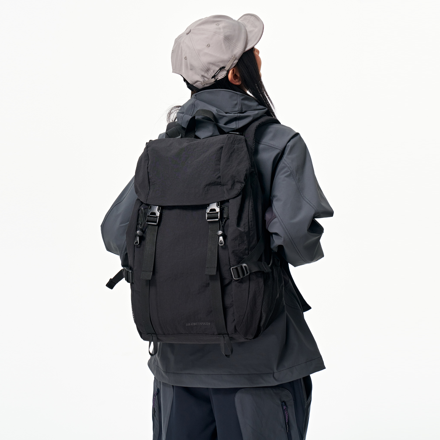 INTHESOUTH徙步户外登山双肩包女电脑学生书包轻便大容量旅游背包