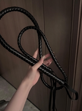 sm情侣小皮鞭黑色马鞭子长皮鞭pu黑色cos骑士装备健身散鞭长蛇鞭