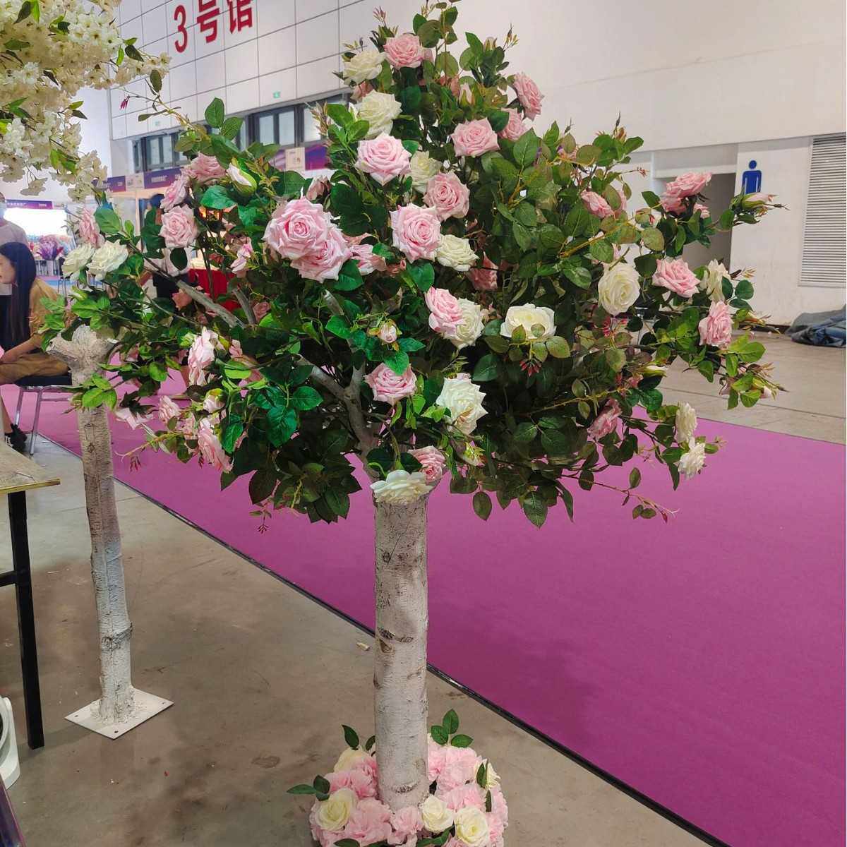 婚庆仿真玫瑰花树玻璃钢树杆结婚装饰假花树落地摆放背景玫瑰花树