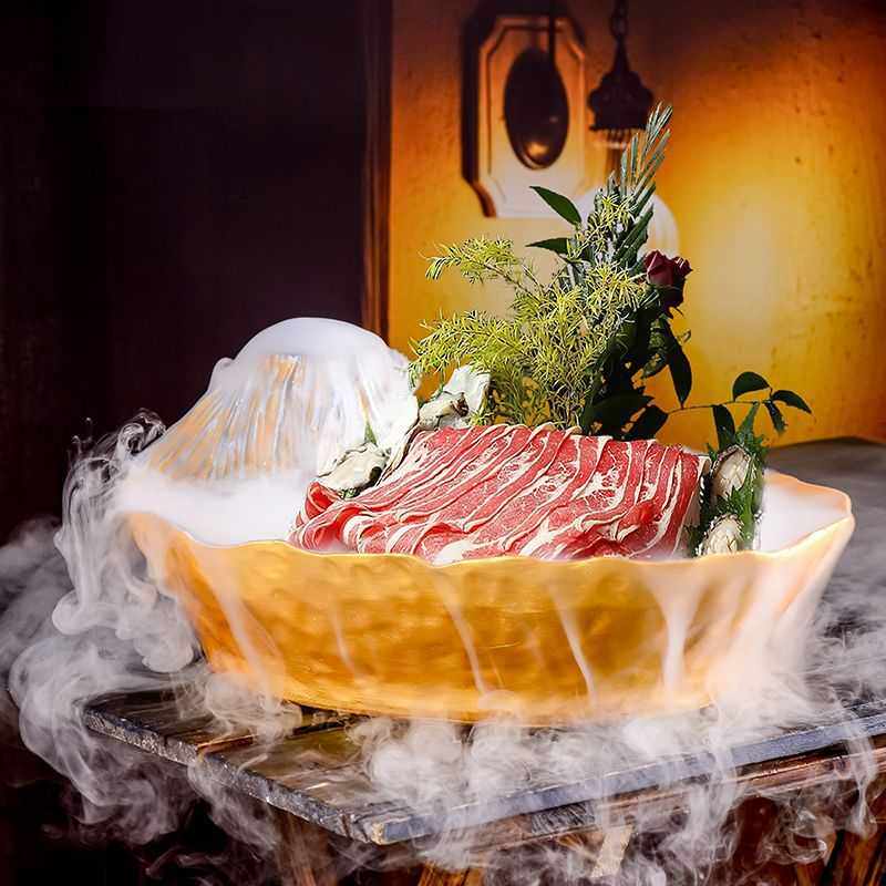 高端火锅店烤肉和牛海鲜拼盘三文鱼刺身盘日式富士山干冰创意餐具