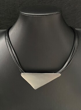 欧美小众设计黑色皮绳三角形项链女脖链时尚气质冷淡风高级感颈链