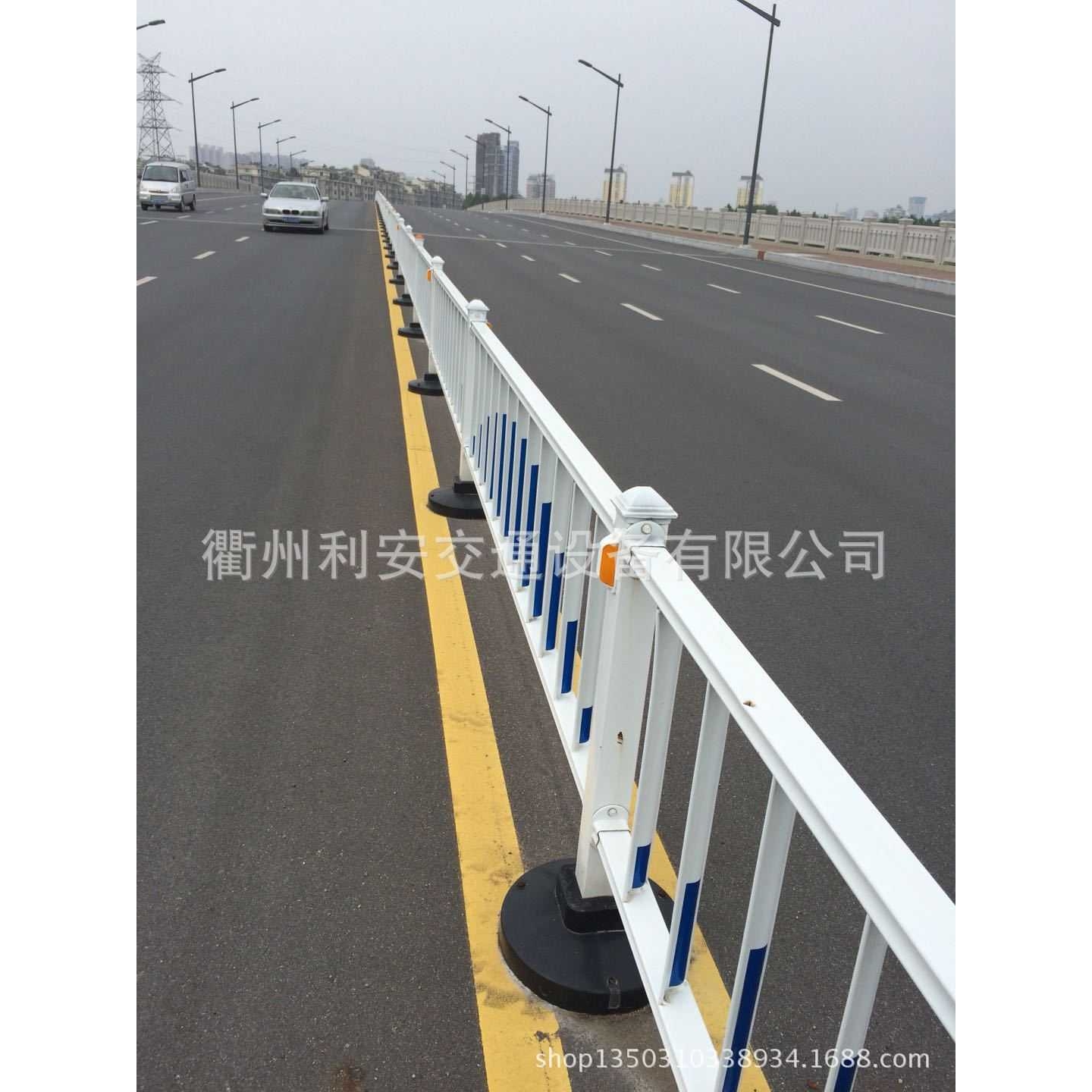 供应塑料铁马围栏  安全护栏 安全水马 浸塑玻璃钢城市护栏