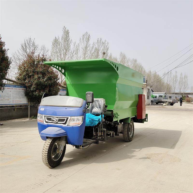 5立方三轮喂牛撒料车双侧下料均匀投喂车养牛场自走式喂料机