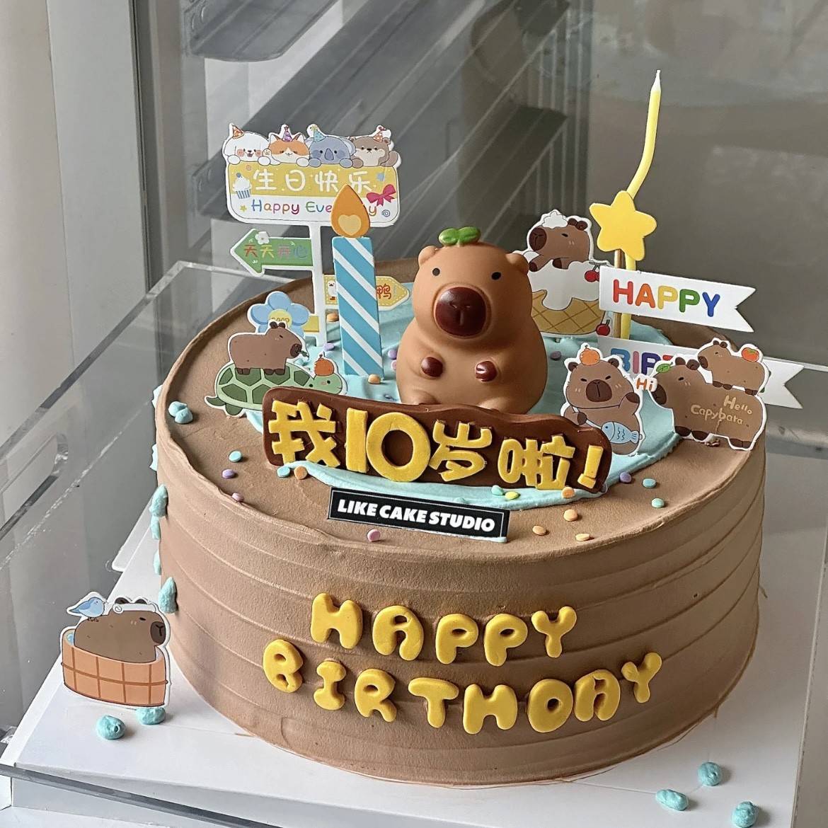 网红水豚卡皮巴拉蛋糕装饰摆件可爱棕色小熊儿童生日指路牌插件