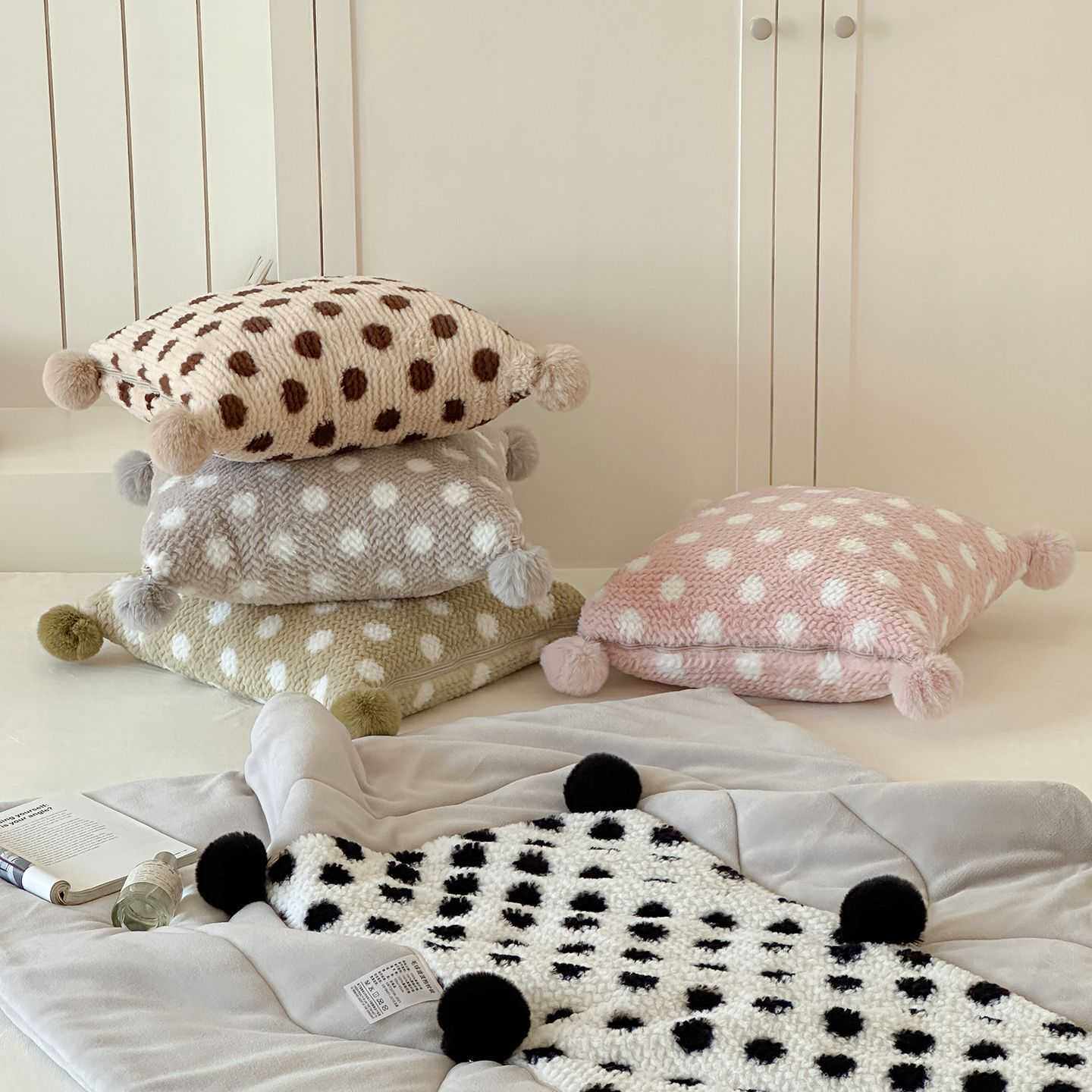 新款毛球抱枕被子两用加绒加厚法莱绒午休盖毯汽车内靠垫学生午睡