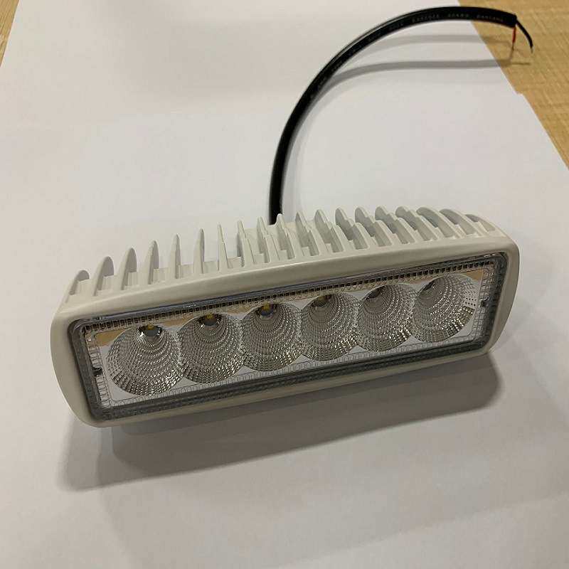 E013001 18W 高亮度汽车LED 工作灯 越野 吉普车脚踏板灯探照灯