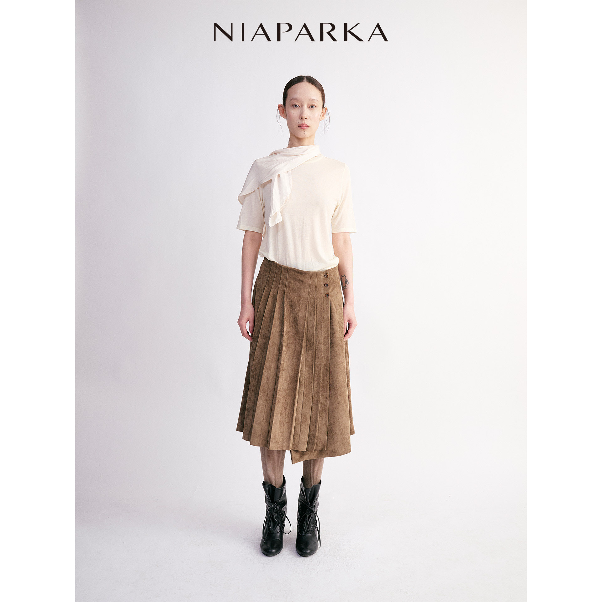 niaparka 2026秋冬麂皮绒A字半裙 围裹式可调节腰围 压褶遮小肚子
