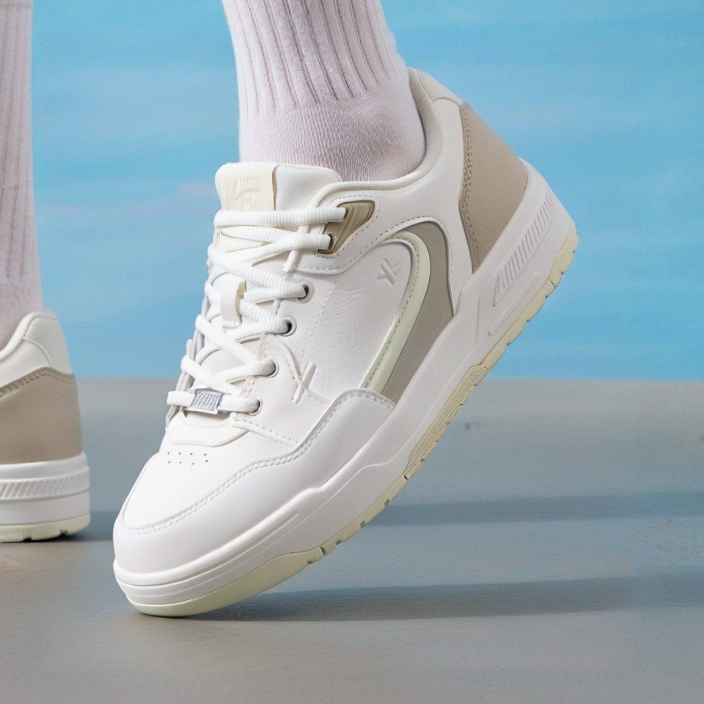 特步创新板鞋2026春季简约风女系带休闲运动鞋百搭小白鞋皮革低帮,运动鞋new,跑步鞋,淘宝优惠券,粉丝福利购,淘宝优惠卷