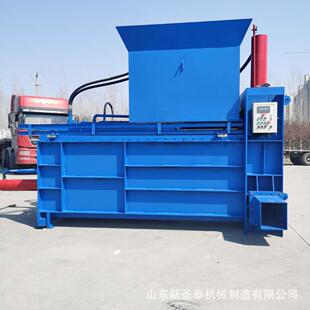 自动套袋青储饲料压块机视频运输方便青储秸秆压块机麦秸打包机