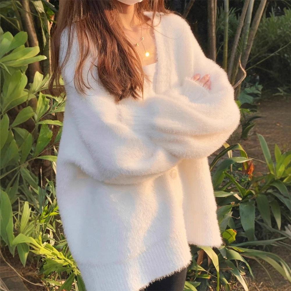 早秋季穿搭水貂绒白色毛衣女秋冬外穿慵懒高级松弛感针织开衫外套