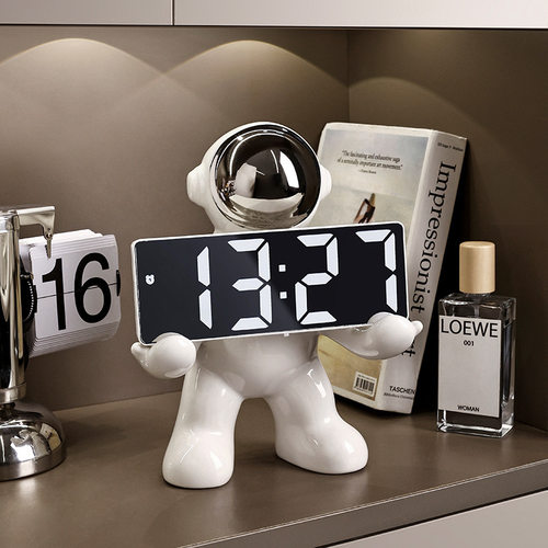 轻奢宇航员时钟摆件客厅卧室桌面台式钟表摆放式电子钟闹钟装饰品