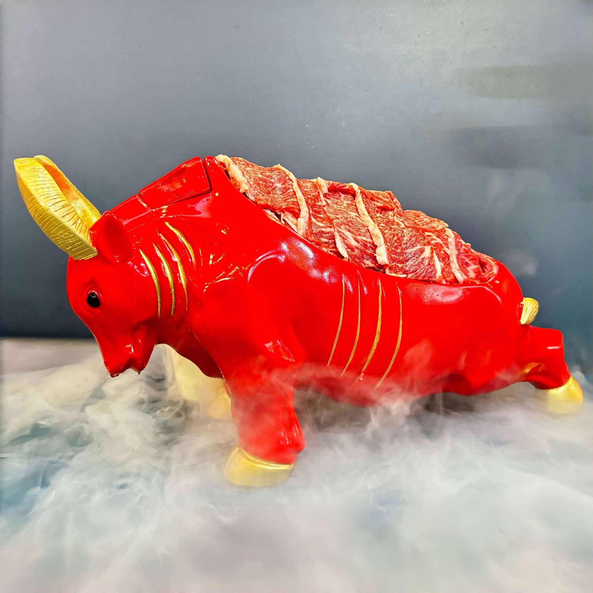 干冰树脂斗牛造型火锅创意摆盘特色酒店商用意境牛气冲天创意餐具