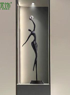 轻奢意式玄关摆件客厅电视柜装饰品艺术高级感抽象人物雕塑可定制