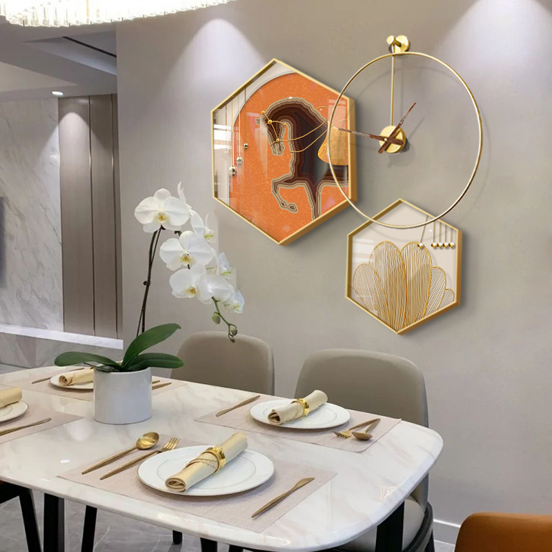 现代轻奢餐厅装饰画高档餐桌背景墙挂画简约钟表橙色带时钟壁画马图片