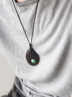 非鱼之家手工镶嵌东陵玉黑檀木吊坠男简约中性文艺个性饰毛衣链品