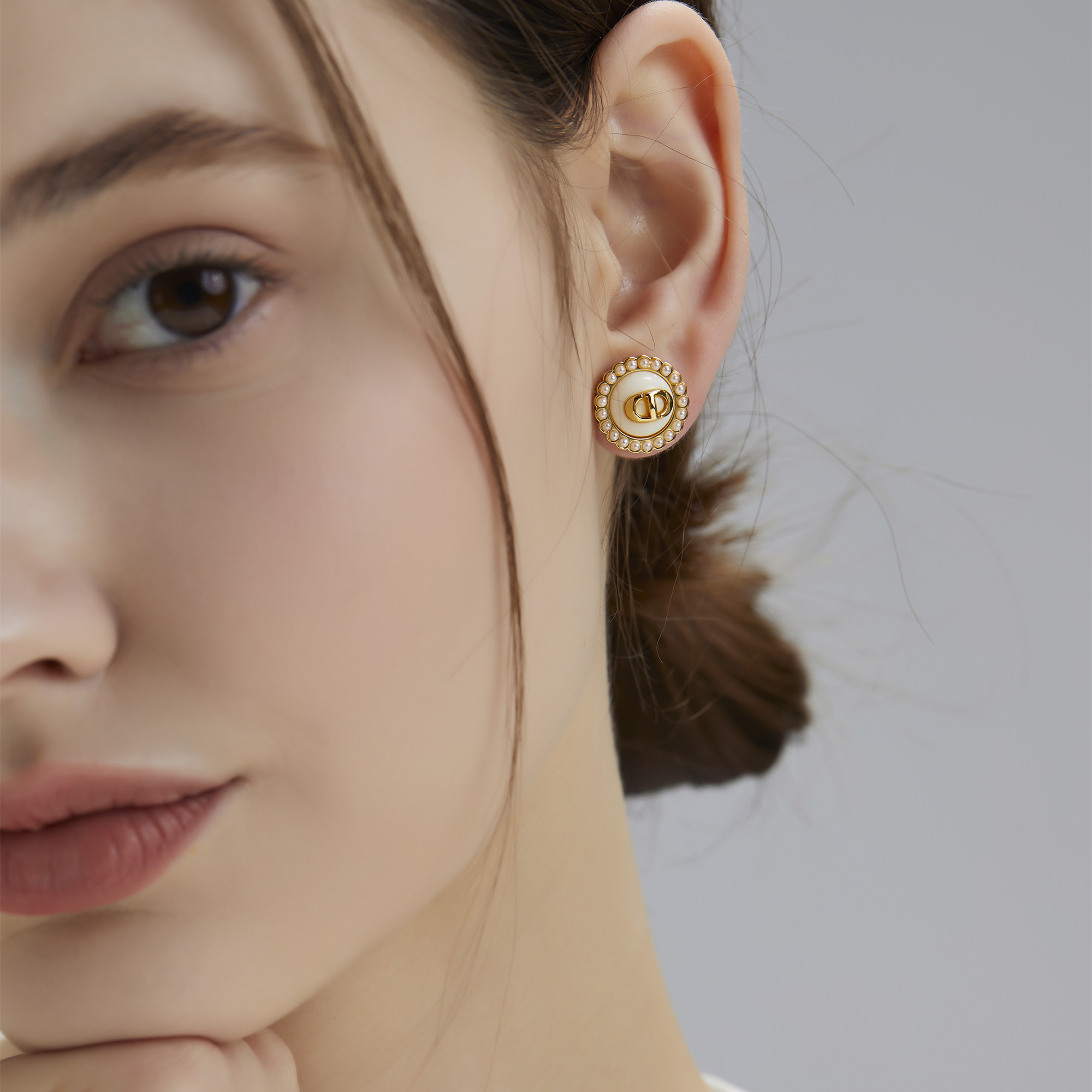 CD耳钉圆形白色纽扣字母镶嵌珍珠2024年新款潮高级感百搭迪家耳环