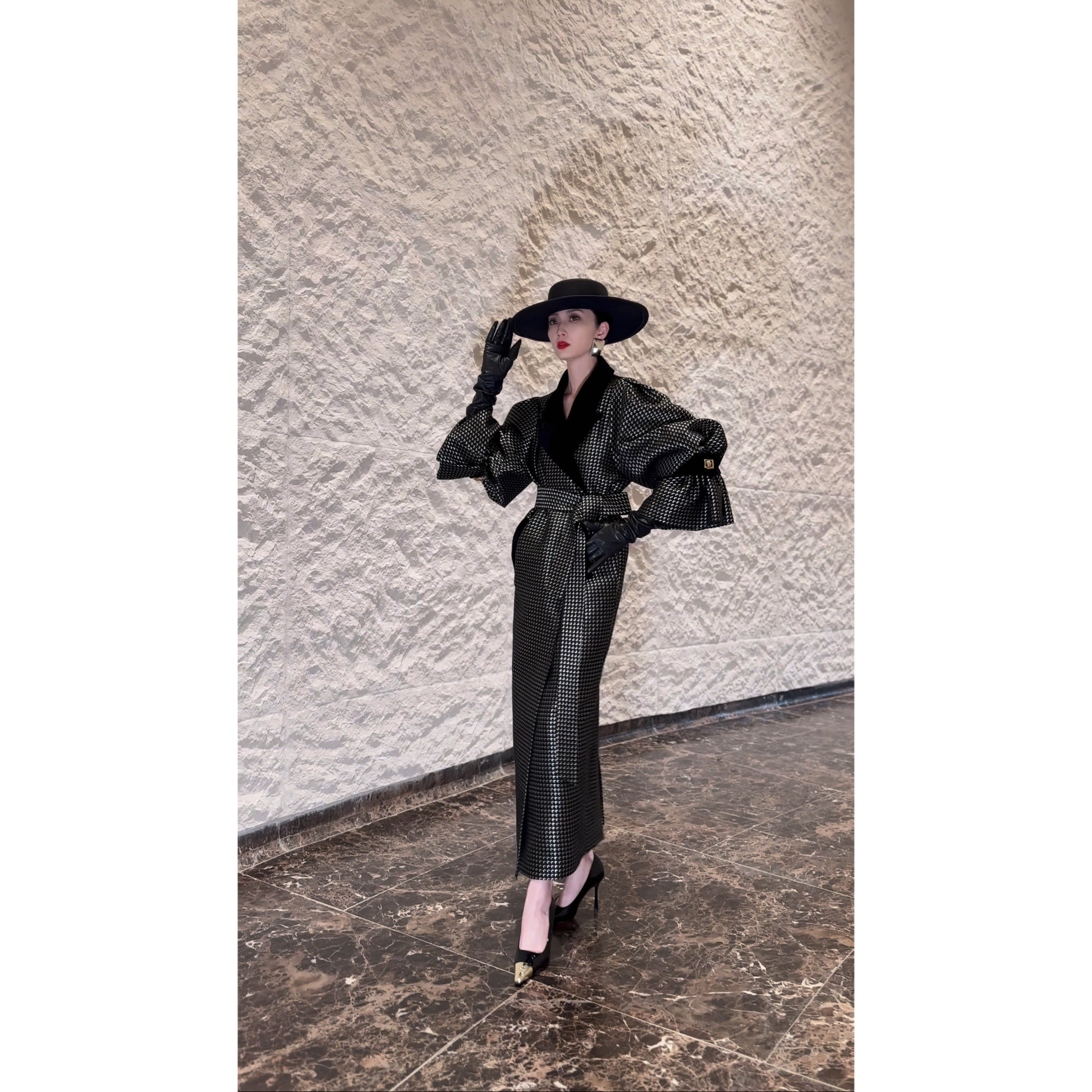 芈莱尤优—新款【摩登格范】丝绒领气质复古喇叭袖风衣F25-6138-7