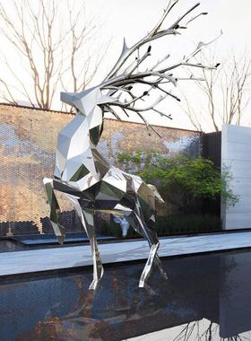 定制不锈钢镜面鹿雕塑大型几何块面鹿样品屋展示中心庭院景观装饰