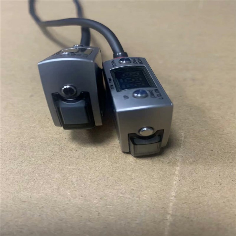 (议价)基恩士激光测距传感器L-Z250A成色漂亮,功能正常,