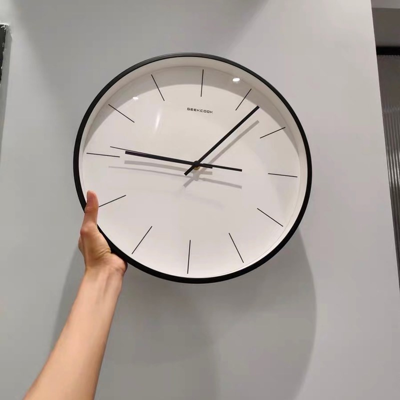 金属简约现代客厅挂钟静音家用钟表卧室北欧时钟挂墙Z极简石英钟